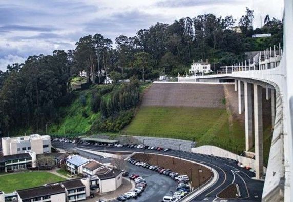 BAY BRIDGE, CALIFORNIA, 112-FOOT-TALL VEGETATED RSS